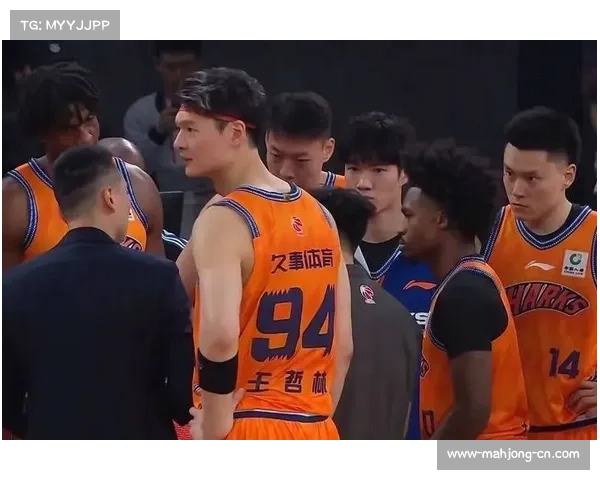 王哲林防守端投入更多体力 上海队内外线形成良性循环